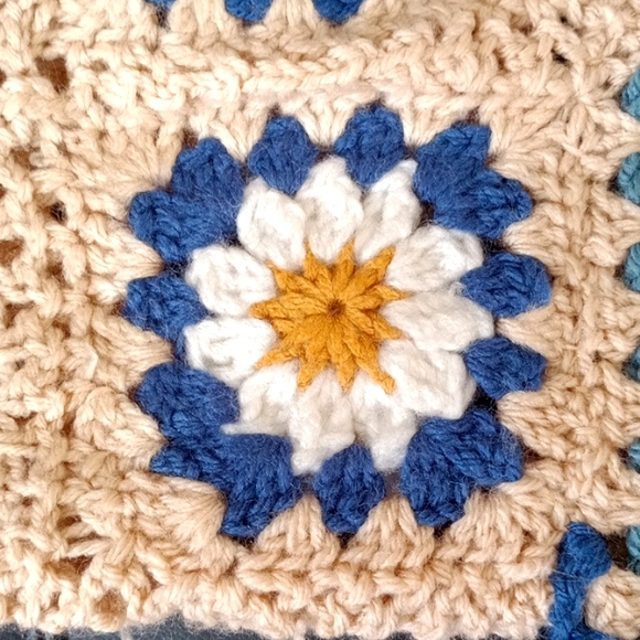 NEW Crochet Granny Squares Daisies Chunky Handknitted Sweater Size M Blue Cream - Picture 7 of 14